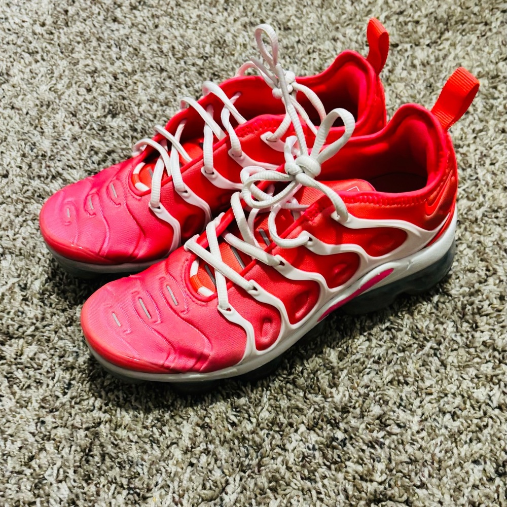 Pink Nike Air Vapormax. Great condition. Very comfortable stylish shoe.